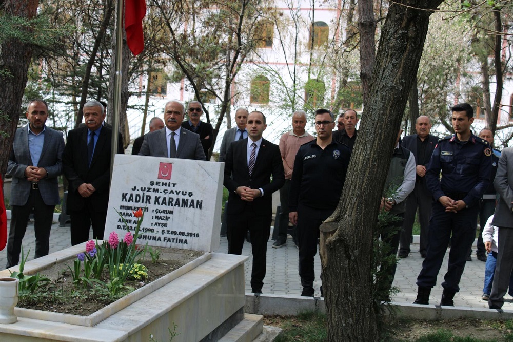 Kaymakamımız Sayın Ramazan POLAT, Beraberindeki Heyet İle Birlikte İlçemizde Bulunan Şehit Kabirlerini Ziyaret Etti 